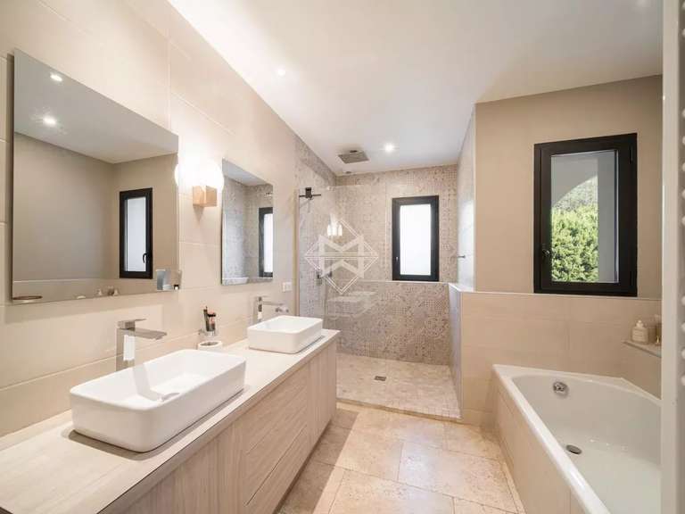 Maison Roquefort-les-Pins - 9 chambres - 407m²