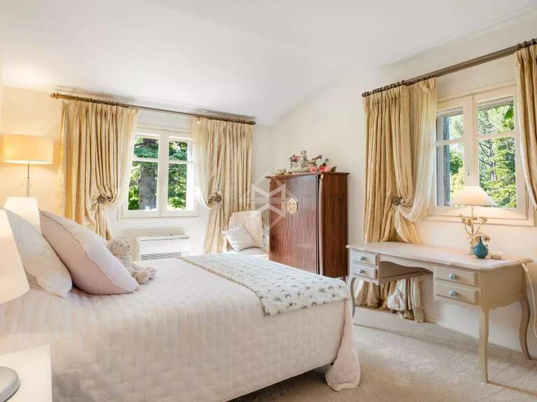 Maison Châteauneuf-Grasse - 6 chambres - 363m²