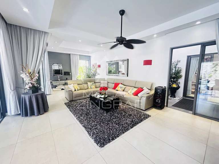 Maison Vergèze - 4 chambres - 260m²