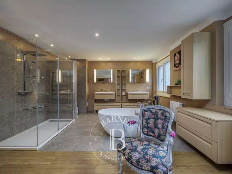Maison Saint-Genis-Pouilly - 341m²