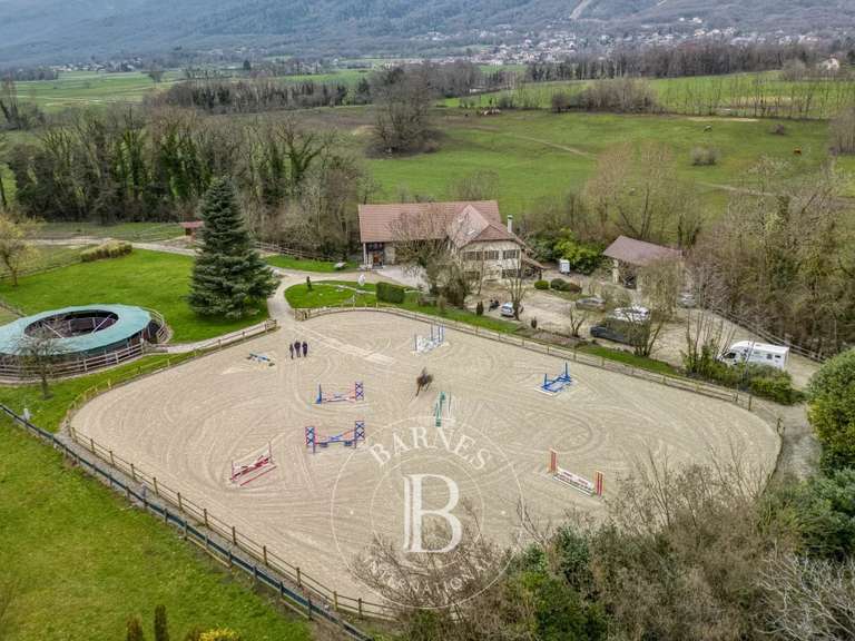 Maison Saint-Genis-Pouilly - 341m²
