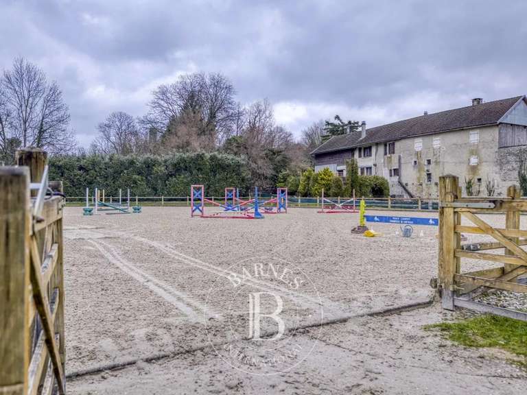 Maison Saint-Genis-Pouilly - 341m²