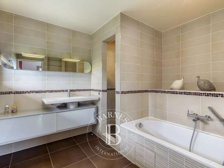 Maison Divonne-les-Bains - 5 chambres - 246m²