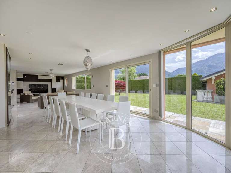 Maison Saint-Pierre-en-Faucigny - 4 chambres - 250m²