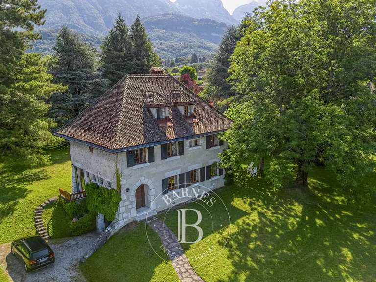 Maison Menthon-Saint-Bernard - 6 chambres - 280m²
