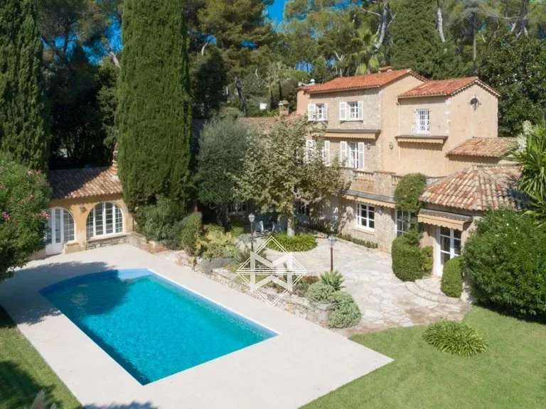Maison Cap-d-antibes - 5 chambres - 450m²