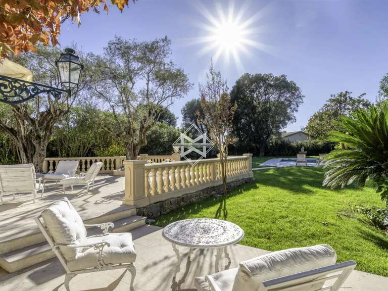 Maison Cap-d-antibes - 5 chambres - 295m²