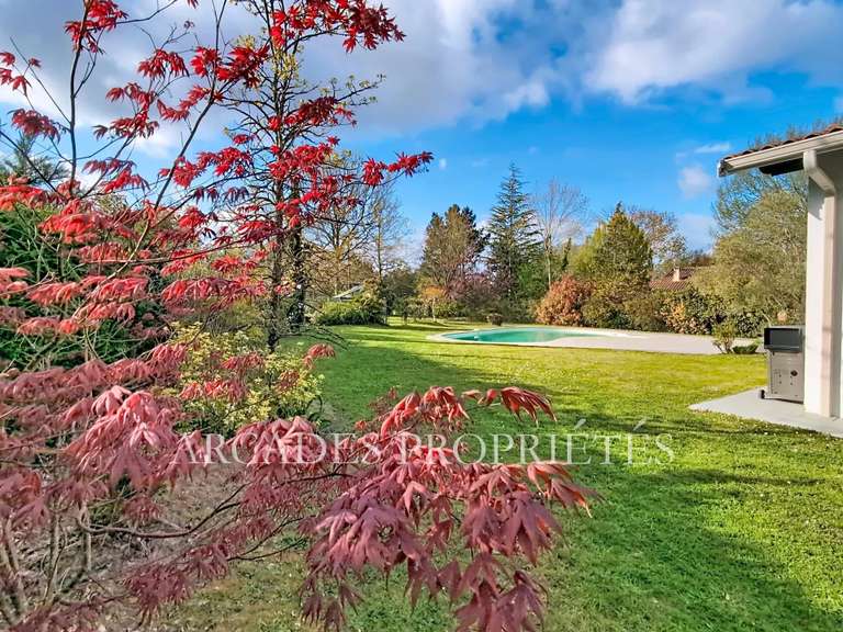 Maison Saint-Sulpice-et-Cameyrac - 4 chambres - 200m²