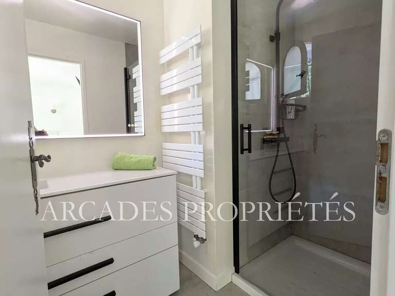 Maison Saint-Sulpice-et-Cameyrac - 4 chambres - 200m²