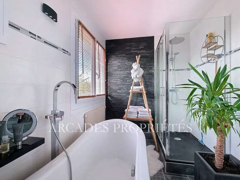 Maison Saint-Sulpice-et-Cameyrac - 3 chambres - 186m²
