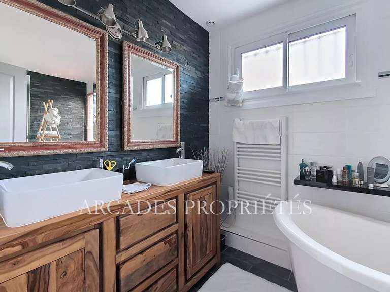 Maison Saint-Sulpice-et-Cameyrac - 3 chambres - 186m²
