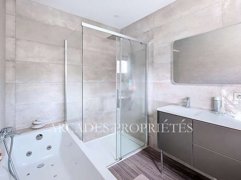Maison Saint-Sulpice-et-Cameyrac - 5 chambres - 212m²