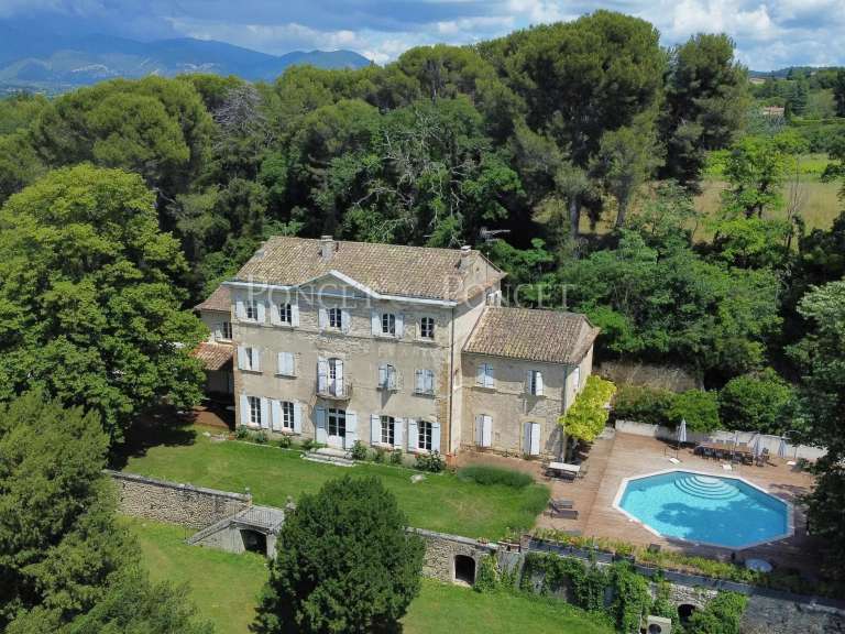 Maison Suze-la-Rousse - 9 chambres - 626m²