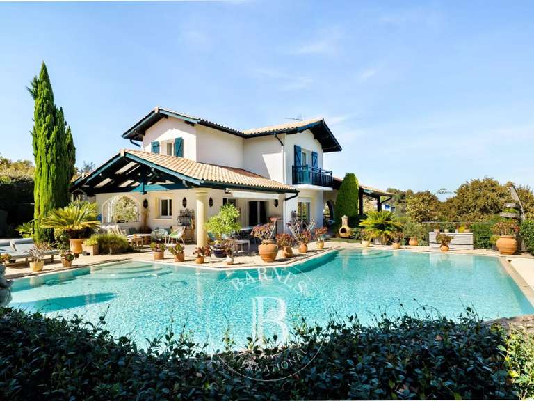 Maison Bassussarry - 5 chambres - 250m²