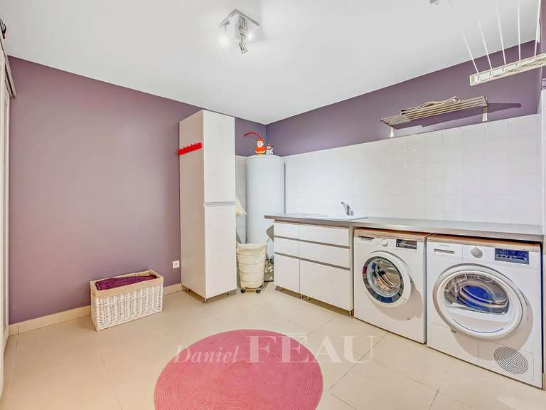 House Rueil-Malmaison - 4 bedrooms - 205m²