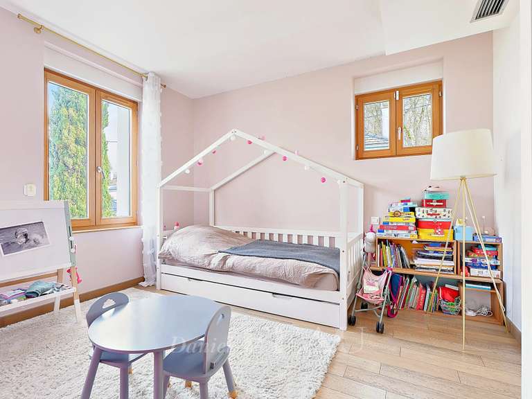 House Rueil-Malmaison - 4 bedrooms - 205m²
