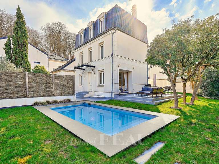 House Rueil-Malmaison - 4 bedrooms - 205m²