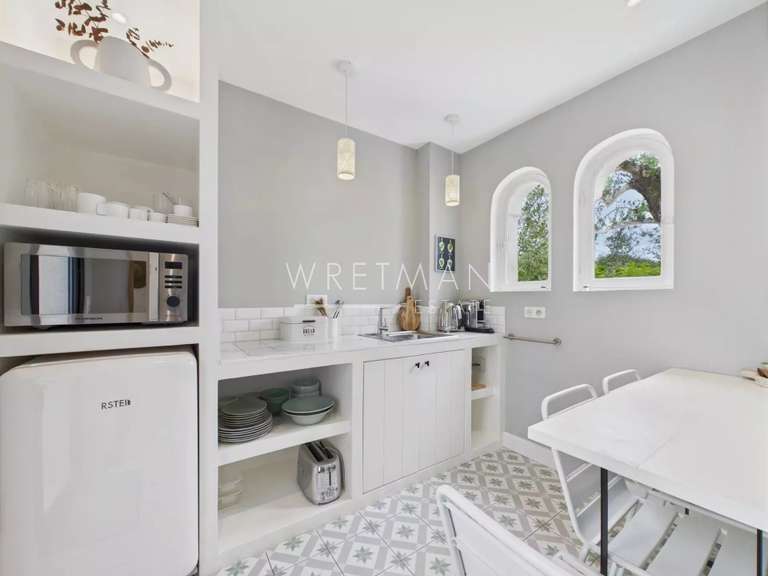 House Roquefort-les-Pins - 439m²