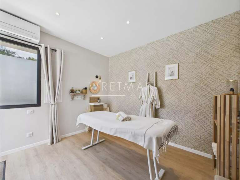 House Roquefort-les-Pins - 439m²