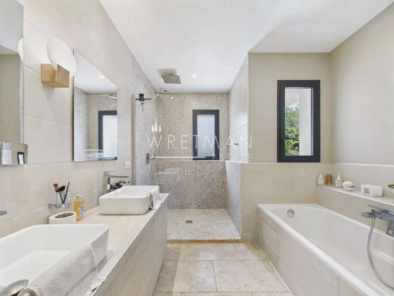 House Roquefort-les-Pins - 439m²