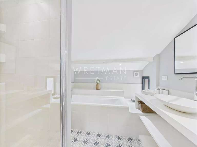 House Roquefort-les-Pins - 439m²