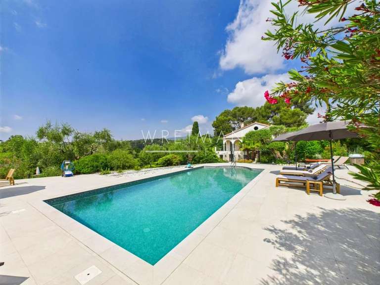 House Roquefort-les-Pins - 439m²