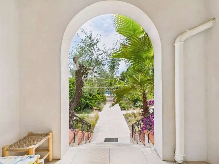 House Roquefort-les-Pins - 439m²