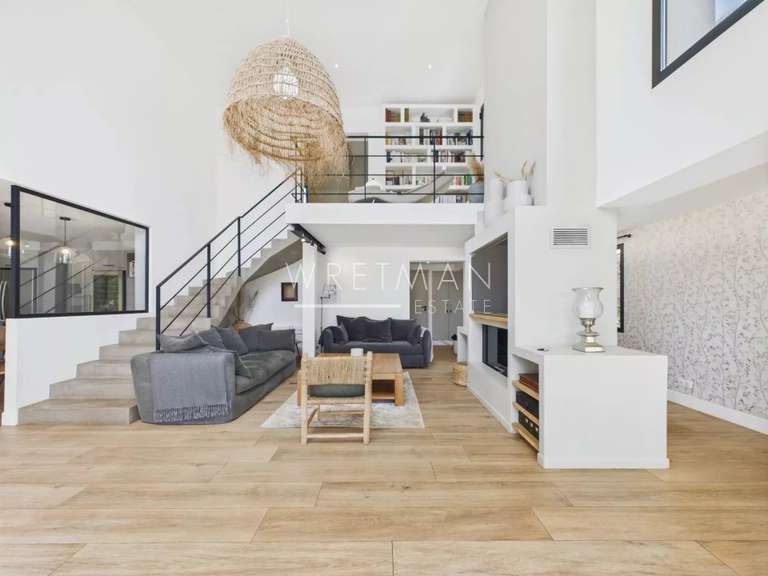 House Roquefort-les-Pins - 439m²