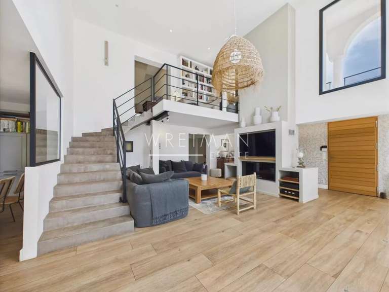 House Roquefort-les-Pins - 439m²