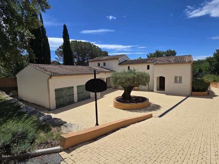 Maison Bagnols-en-Forêt - 3 chambres - 240m²