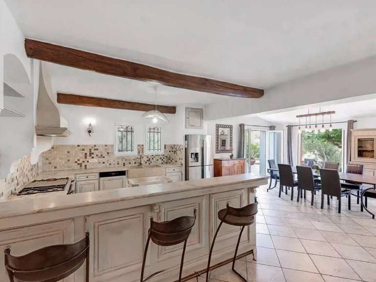 Maison Bagnols-en-Forêt - 4 chambres - 200m²