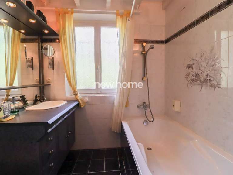 Maison Bagnols-en-Forêt - 4 chambres - 175m²