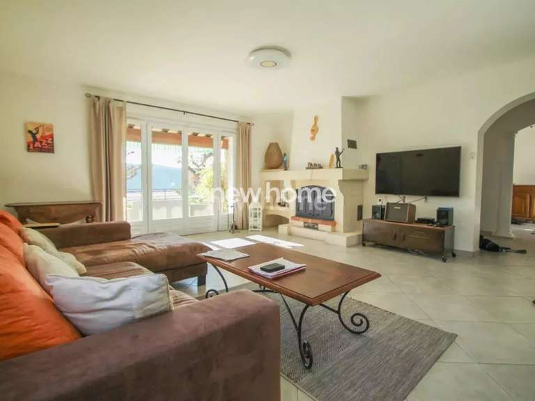 Maison Bagnols-en-Forêt - 5 chambres - 142m²