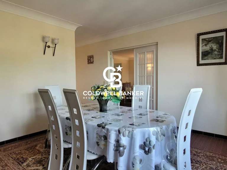 House Rayol-Canadel-sur-Mer - 5 bedrooms - 181m²