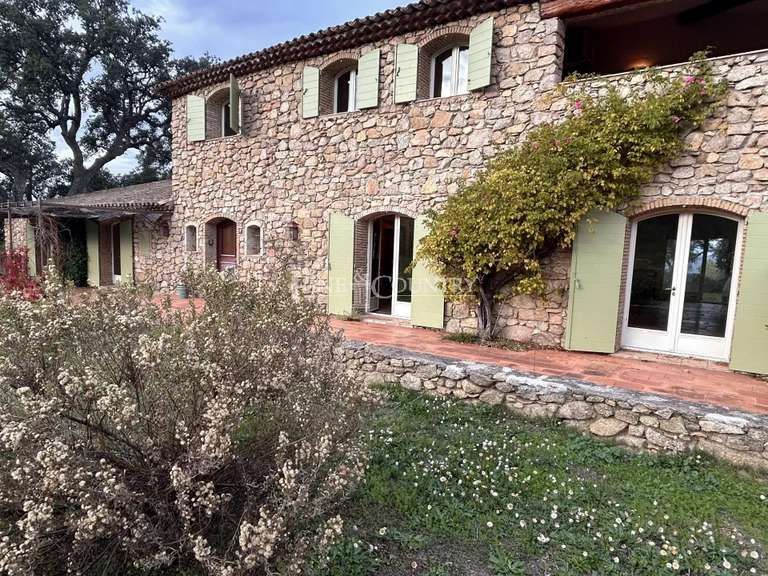 Maison Roquebrune-sur-Argens - 9 chambres - 526m²