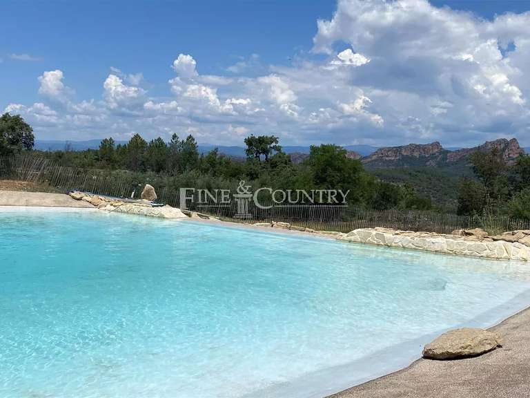 Maison Roquebrune-sur-Argens - 9 chambres - 526m²