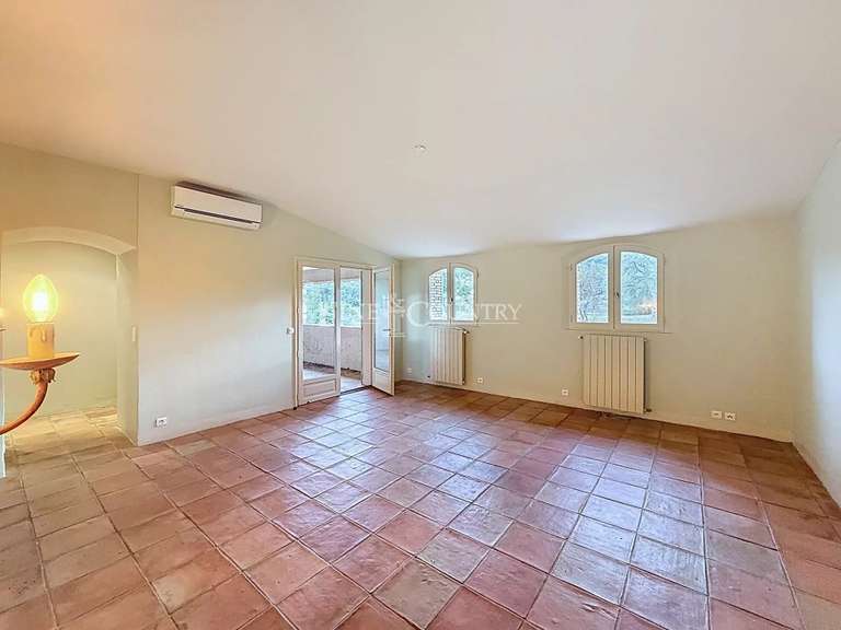 Maison Roquebrune-sur-Argens - 9 chambres - 526m²