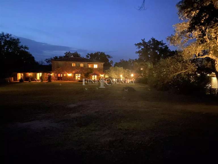Maison Roquebrune-sur-Argens - 9 chambres - 526m²