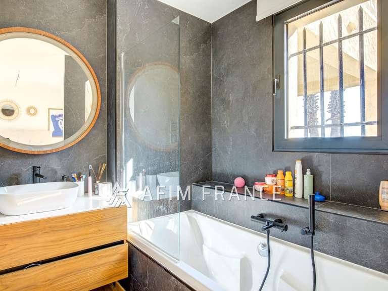 Maison Tourrette-Levens - 5 chambres - 300m²