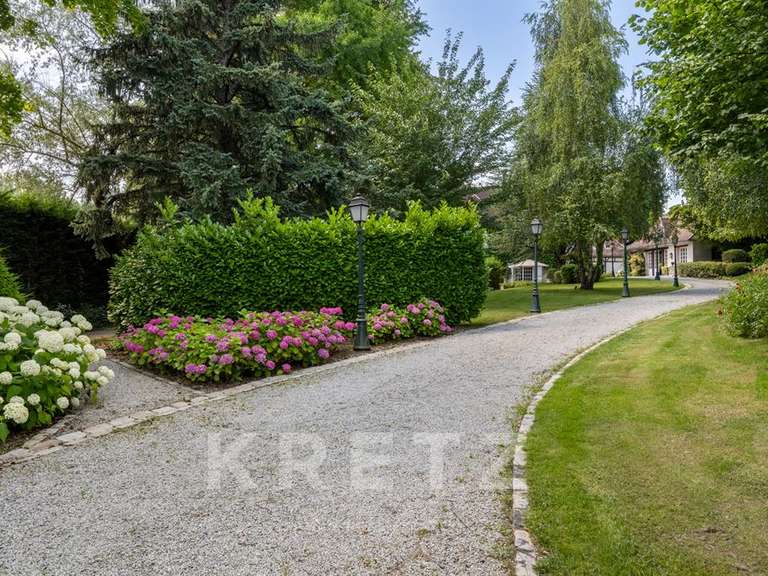 Maison Neauphle-le-Vieux - 8 chambres - 483m²