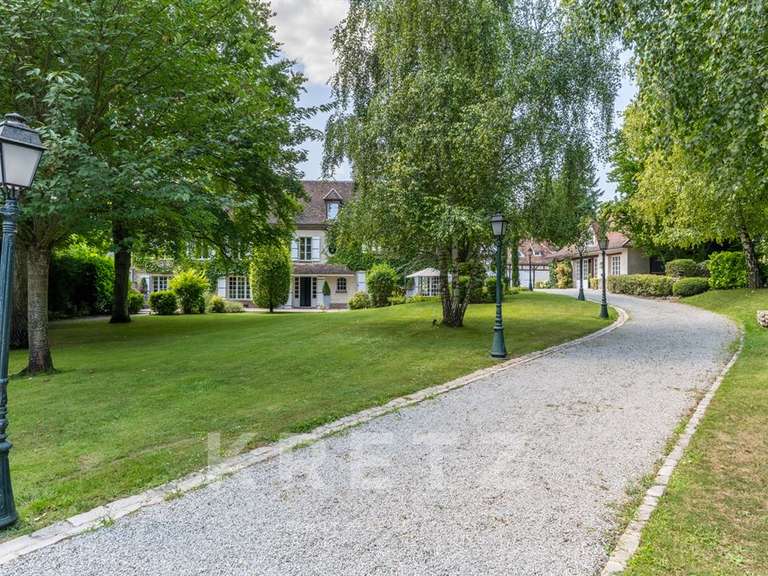 Maison Neauphle-le-Vieux - 8 chambres - 483m²