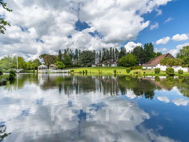 Maison Les Mesnuls - 4 chambres - 1100m²