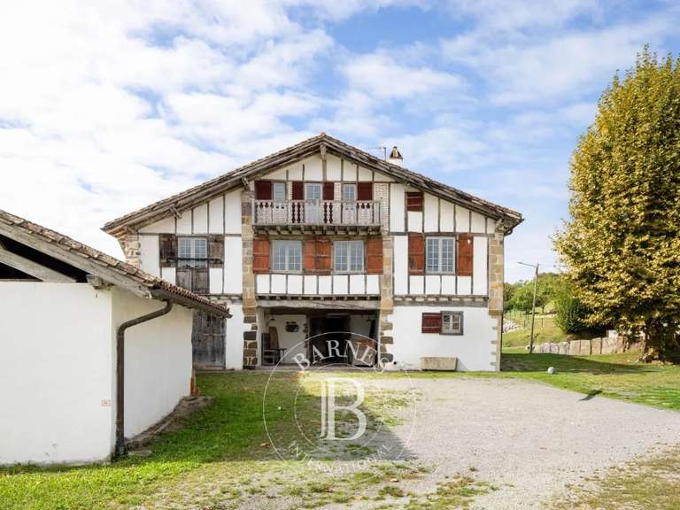 Maison Saint-Pée-sur-Nivelle - 628m²