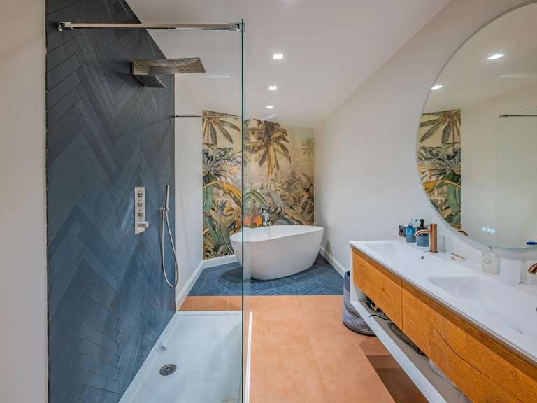 Maison Bagnols-en-Forêt - 7 chambres - 486m²