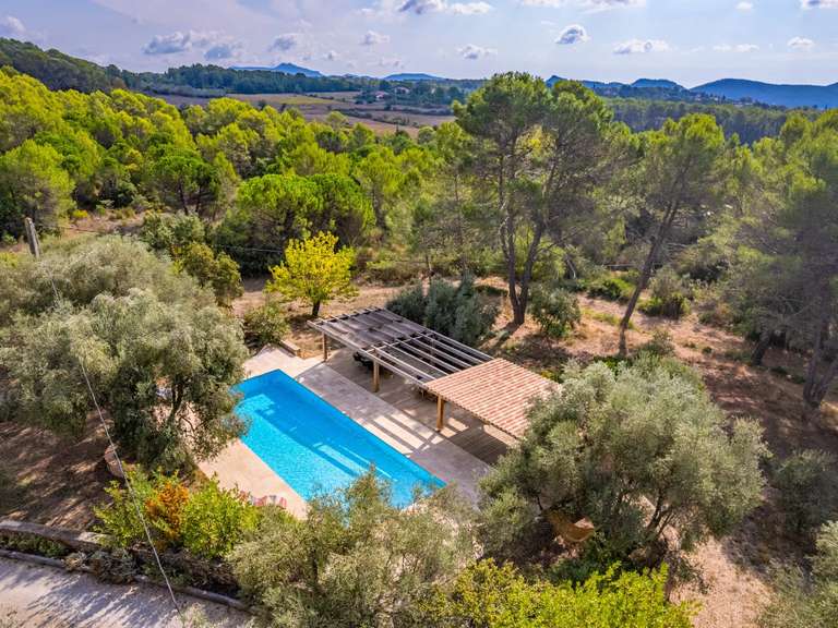 Maison Bagnols-en-Forêt - 7 chambres - 486m²