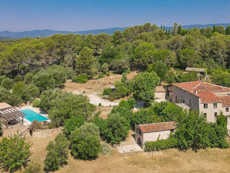 Maison Bagnols-en-Forêt - 7 chambres - 486m²