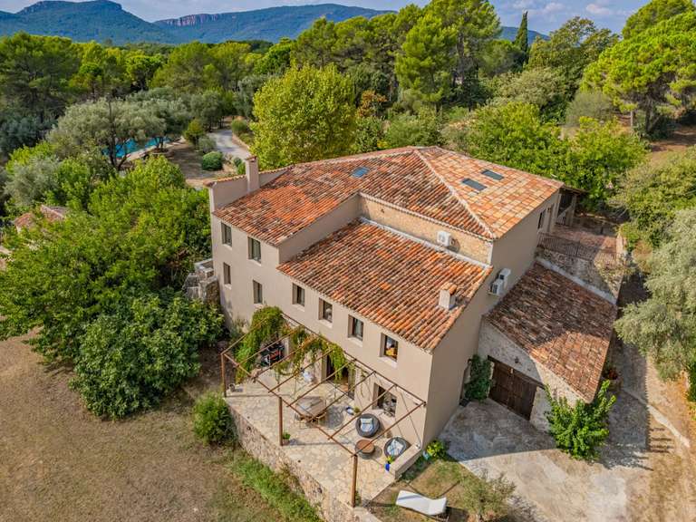 Maison Bagnols-en-Forêt - 7 chambres - 486m²