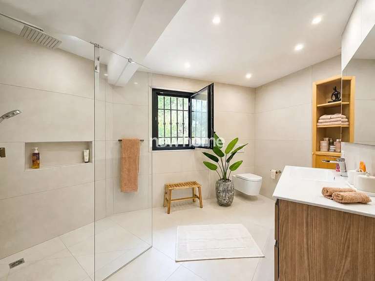 Maison Saint-Antonin-du-Var - 3 chambres - 202m²