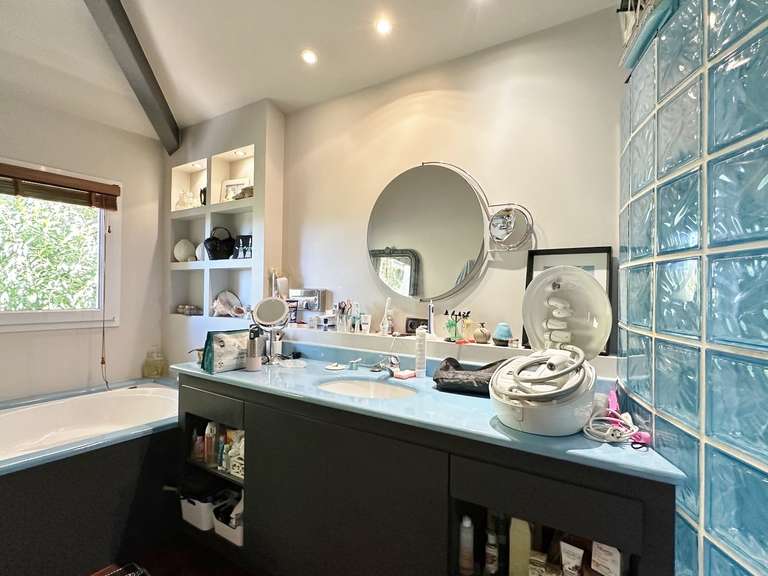 Maison Bassussarry - 4 chambres - 240m²