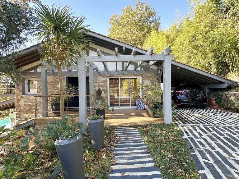 Maison Bassussarry - 4 chambres - 240m²